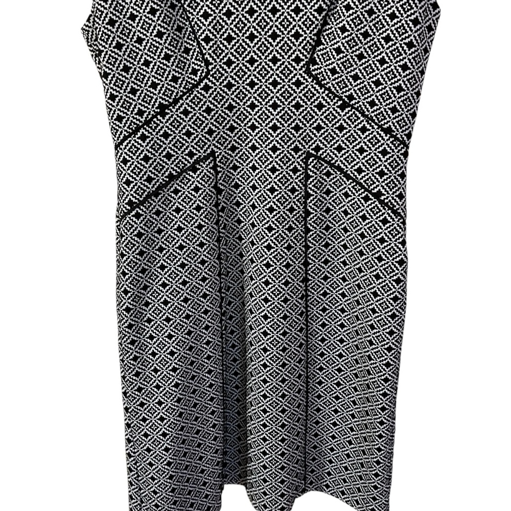 Adrianna Papell V‎ Neck Sleeveless Dress in white and black geometric pattern. 8 - Picture 7 of 16